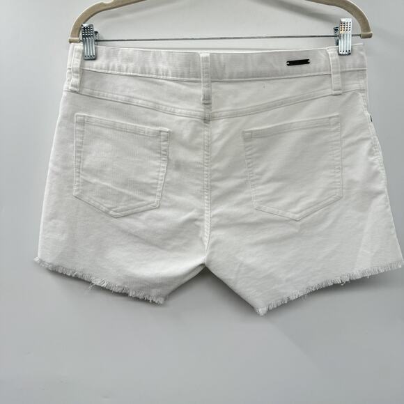 Carve Designs Oahu Shorts in White Corduroy Size 8 Raw Hem 3.5" Inseam - Picture 2 of 10
